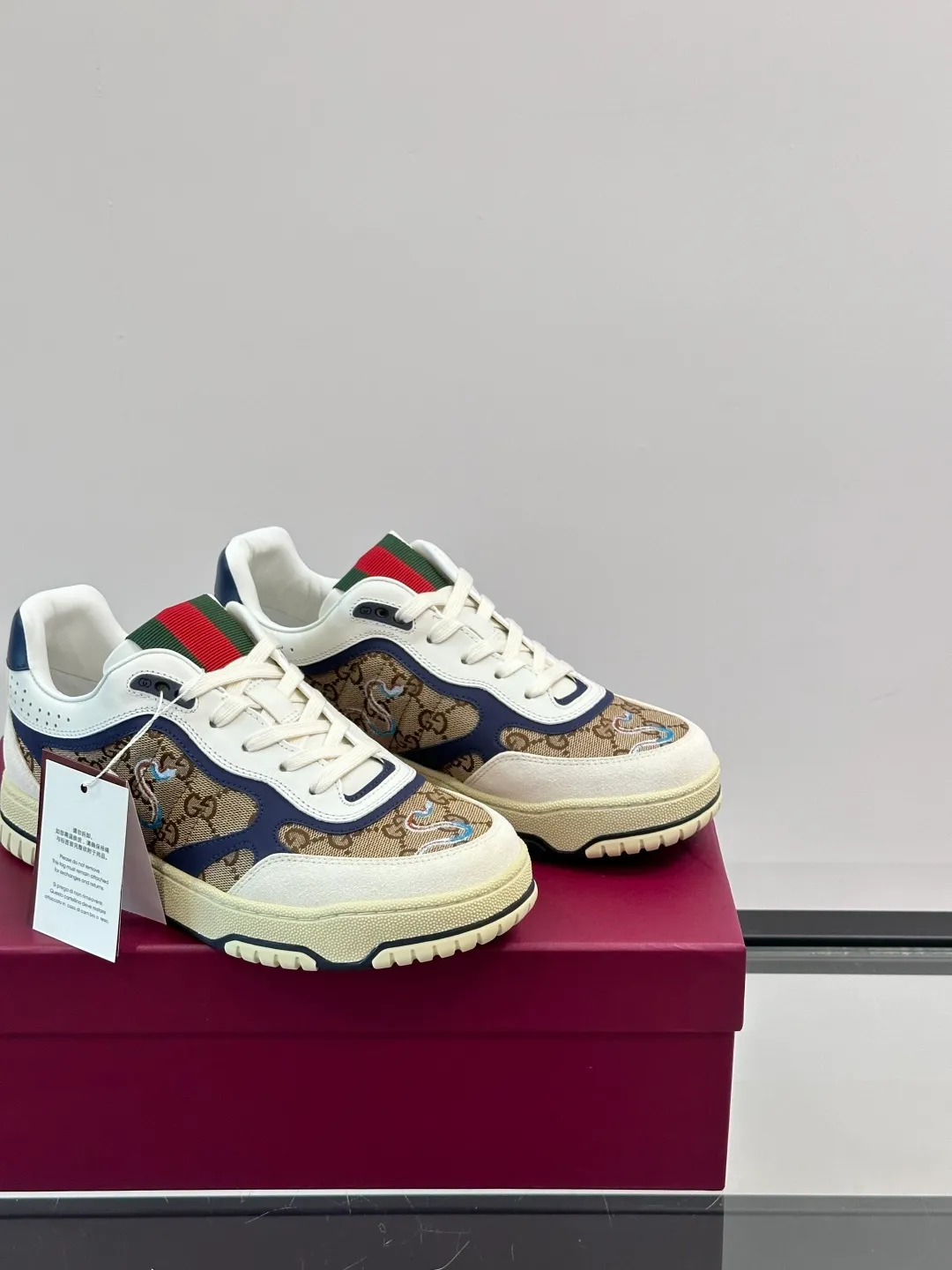 Men's Shoes 💰500 [New Style] 🦨🦨Gucci 𝐆𝐮𝐜𝐜𝐢 𝐑𝐞-𝐖𝐞𝐛 As a sneaker created by Sabato De Sarno for Gucci, the Re-Web series reinterprets the brand's classic stripes, with bold and unique details to set off a modern silhouette design. These shoes are crafted from white leather. This new sneaker is ingeniously decorated with many of the brand's classic details, and is equipped with a bright red and green webbing tongue, which will make people fall in love at first sight. White leather has been specially treated to be soft and shiny, with an embossed grained texture. Script Gucci logo and Interlocking G web label with Interlocking G and script Gucci logo. Rubber outsole with Interlocking G detail eyelets. Web tongue. Size: Female 35-40 (Female 41, 42 customized). Male 38-44 (45, 46 customized)
